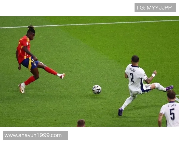 足球明星在高空中踢球的精彩瞬间捕捉展现运动魅力与技术的完美结合